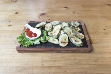 Yeni hazırlanmış yemek / yemek bir restoranda servis edilecek.