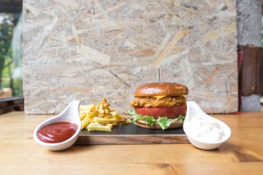 Yeni hazırlanmış yemek / yemek bir restoranda servis edilecek.