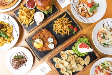 Yeni hazırlanmış yemek / yemek bir restoranda servis edilecek.