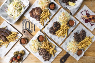 Yeni hazırlanmış yemek / yemek bir restoranda servis edilecek.