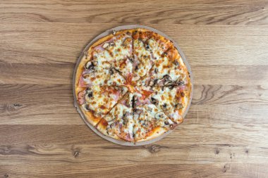 Yeni hazırlanmış yemek / yemek bir restoranda servis edilecek.