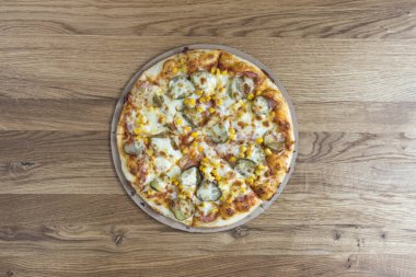 Yeni hazırlanmış yemek / yemek bir restoranda servis edilecek.