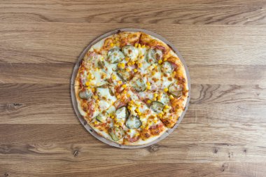 Yeni hazırlanmış yemek / yemek bir restoranda servis edilecek.