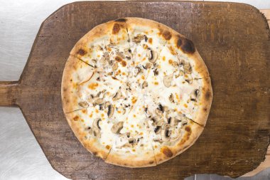 Yeni hazırlanmış yemek / yemek bir restoranda servis edilecek.