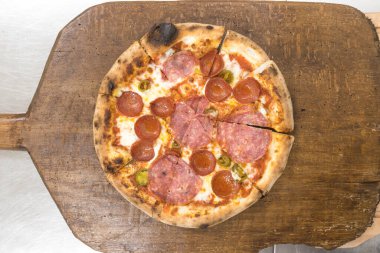 Yeni hazırlanmış yemek / yemek bir restoranda servis edilecek.