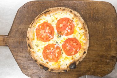 Yeni hazırlanmış yemek / yemek bir restoranda servis edilecek.