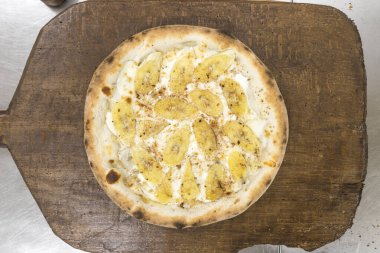 Yeni hazırlanmış yemek / yemek bir restoranda servis edilecek.