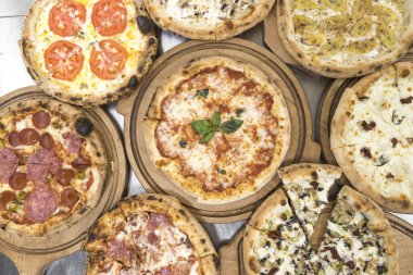 Yeni hazırlanmış yemek / yemek bir restoranda servis edilecek.