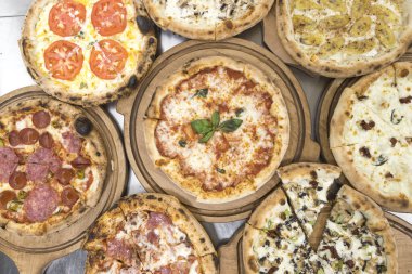 Yeni hazırlanmış yemek / yemek bir restoranda servis edilecek.