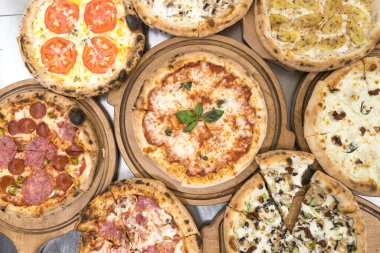 Yeni hazırlanmış yemek / yemek bir restoranda servis edilecek.