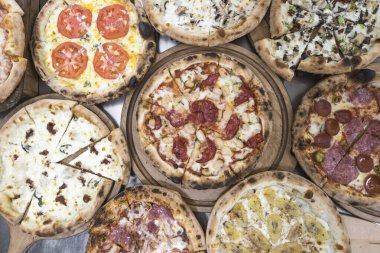 Yeni hazırlanmış yemek / yemek bir restoranda servis edilecek.