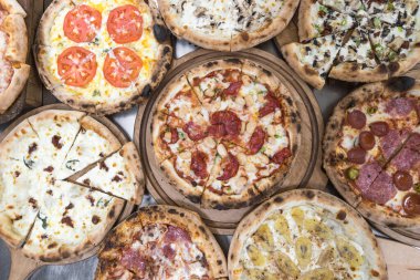 Yeni hazırlanmış yemek / yemek bir restoranda servis edilecek.