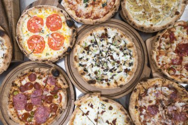 Yeni hazırlanmış yemek / yemek bir restoranda servis edilecek.