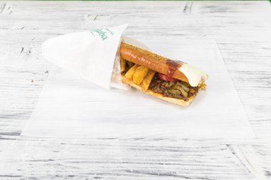 Yeni hazırlanmış yemek / yemek bir restoranda servis edilecek.