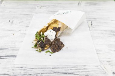 Yeni hazırlanmış yemek / yemek bir restoranda servis edilecek.