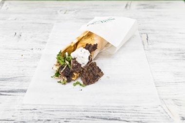 Yeni hazırlanmış yemek / yemek bir restoranda servis edilecek.