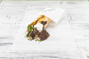 Yeni hazırlanmış yemek / yemek bir restoranda servis edilecek.