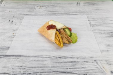 Yeni hazırlanmış yemek / yemek bir restoranda servis edilecek.