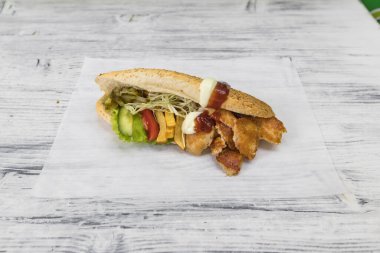 Yeni hazırlanmış yemek / yemek bir restoranda servis edilecek.