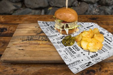 Yeni hazırlanmış yemek / yemek bir restoranda servis edilecek.