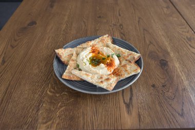 Yeni hazırlanmış yemek / yemek bir restoranda servis edilecek.