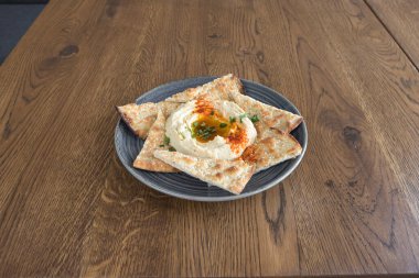 Yeni hazırlanmış yemek / yemek bir restoranda servis edilecek.