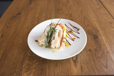 Yeni hazırlanmış yemek / yemek bir restoranda servis edilecek.