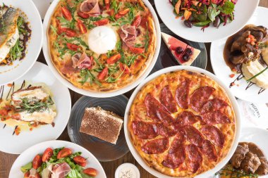 Yeni hazırlanmış yemek / yemek bir restoranda servis edilecek.