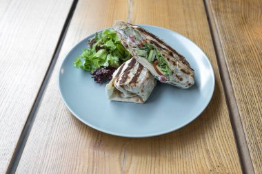 Yeni hazırlanmış yemek / yemek bir restoranda servis edilecek.