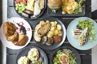 Yeni hazırlanmış yemek / yemek bir restoranda servis edilecek.