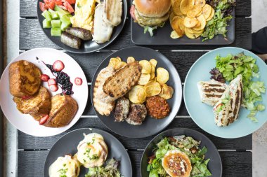 Yeni hazırlanmış yemek / yemek bir restoranda servis edilecek.