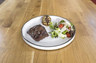 Yeni hazırlanmış yemek / yemek bir restoranda servis edilecek.