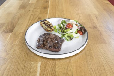 Yeni hazırlanmış yemek / yemek bir restoranda servis edilecek.