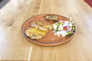 Yeni hazırlanmış yemek / yemek bir restoranda servis edilecek.