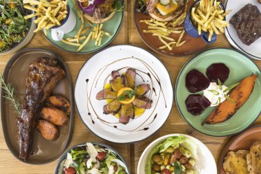 Yeni hazırlanmış yemek / yemek bir restoranda servis edilecek.