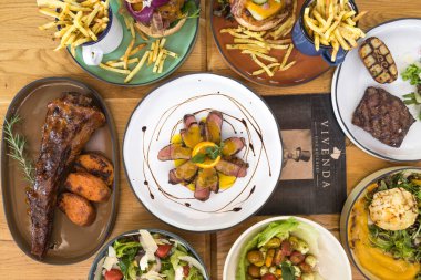 Yeni hazırlanmış yemek / yemek bir restoranda servis edilecek.