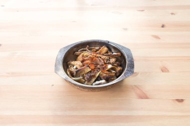 Yeni hazırlanmış yemek / yemek bir restoranda servis edilecek.