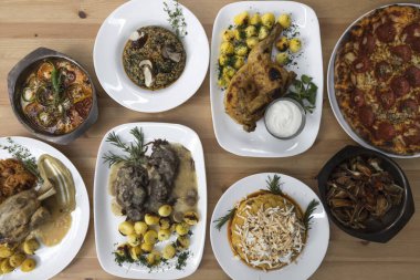 Yeni hazırlanmış yemek / yemek bir restoranda servis edilecek.