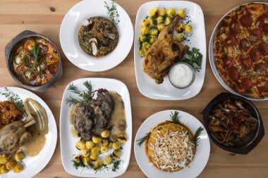 Yeni hazırlanmış yemek / yemek bir restoranda servis edilecek.