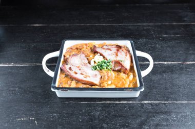 Yeni hazırlanmış yemek / yemek bir restoranda servis edilecek.