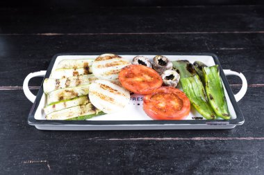 Yeni hazırlanmış yemek / yemek bir restoranda servis edilecek.