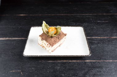 Yeni hazırlanmış yemek / yemek bir restoranda servis edilecek.