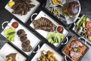 Yeni hazırlanmış yemek / yemek bir restoranda servis edilecek.