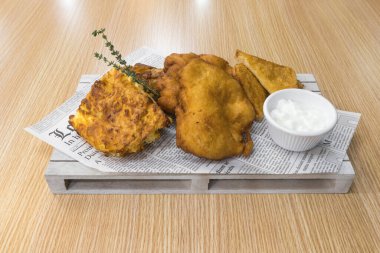 Yeni hazırlanmış yemek / yemek bir restoranda servis edilecek.