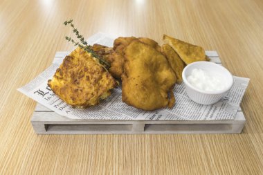 Yeni hazırlanmış yemek / yemek bir restoranda servis edilecek.