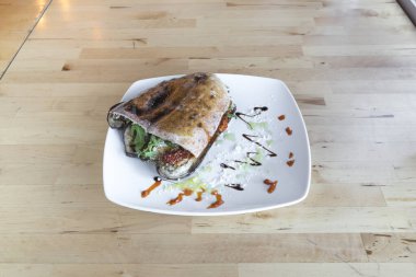 Yeni hazırlanmış yemek / yemek bir restoranda servis edilecek.