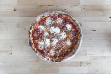 Yeni hazırlanmış yemek / yemek bir restoranda servis edilecek.