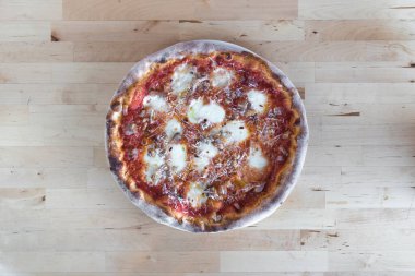 Yeni hazırlanmış yemek / yemek bir restoranda servis edilecek.