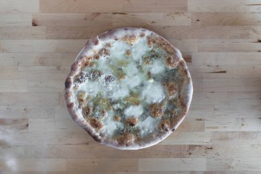 Yeni hazırlanmış yemek / yemek bir restoranda servis edilecek.