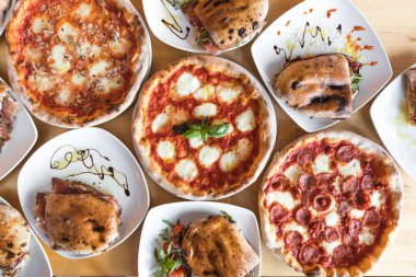 Yeni hazırlanmış yemek / yemek bir restoranda servis edilecek.